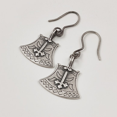 Kalevala Koru | (pienet) Kuusamon kirves -Korvakorut | Hopeaa 