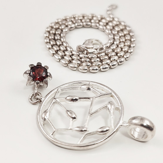 KK | Kalevala Koru | Carmen Riipus | Kaulakoru punaisella granaatilla | Hopeaa