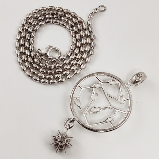 KK | Kalevala Koru | Carmen Riipus | Kaulakoru punaisella granaatilla | Hopeaa