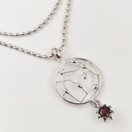 KK | Kalevala Koru | Carmen Riipus | Kaulakoru punaisella granaatilla | Hopeaa