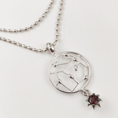 KK | Kalevala Koru | Carmen Riipus | Kaulakoru punaisella granaatilla | Hopeaa
