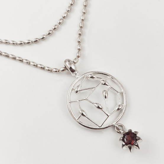KK | Kalevala Koru | Carmen Riipus | Kaulakoru punaisella granaatilla | Hopeaa