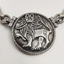 Kalevala koru | (iso) Aurinkoleijona -kääty | Kaulakoru | Hopeaa 