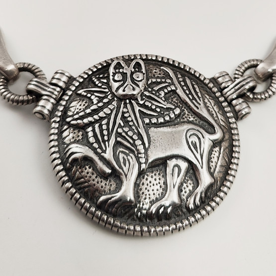 Kalevala koru | (iso) Aurinkoleijona -kääty | Kaulakoru | Hopeaa 