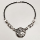 Kalevala koru | (iso) Aurinkoleijona -kääty | Kaulakoru | Hopeaa 