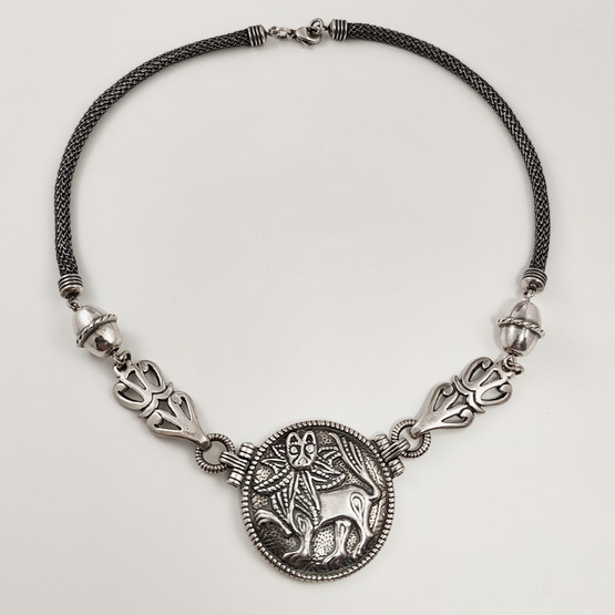 Kalevala koru | (iso) Aurinkoleijona -kääty | Kaulakoru | Hopeaa 