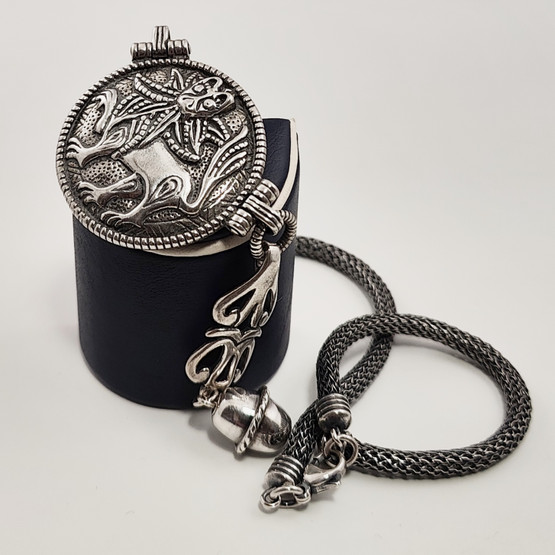 Kalevala koru | (iso) Aurinkoleijona -kääty | Kaulakoru | Hopeaa 