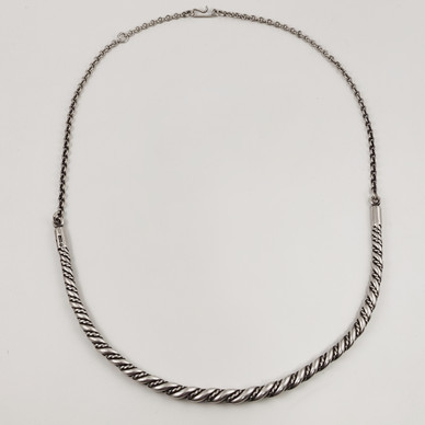 Kalevala Koru |  Halikon Lampolan kierrekääty | Kaulakoru |  Hopeaa 