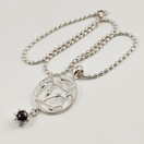 KK | Kalevala Koru | Carmen Riipus | Kaulakoru punaisella granaatilla | Hopeaa