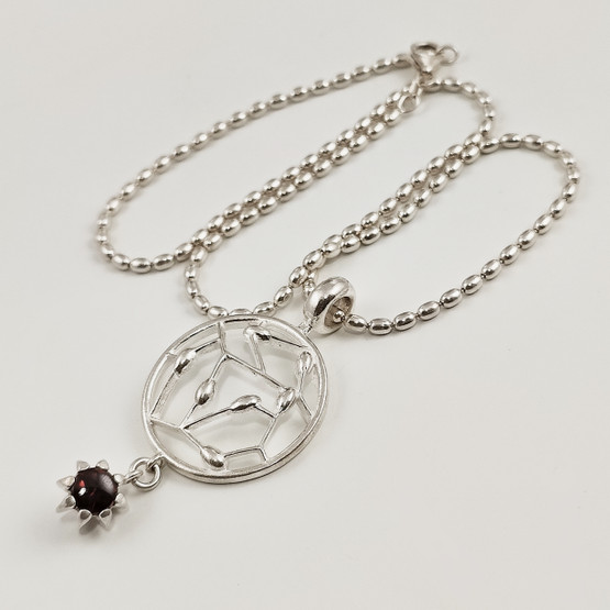 KK | Kalevala Koru | Carmen Riipus | Kaulakoru punaisella granaatilla | Hopeaa