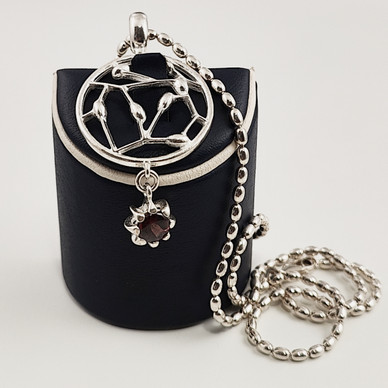 KK | Kalevala Koru | Carmen Riipus | Kaulakoru punaisella granaatilla | Hopeaa