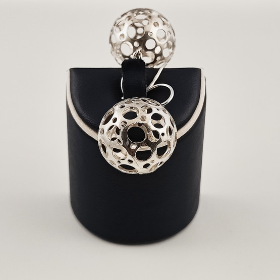 N.Westerback  | Liisa Vitali  | (isot) Leppäkerttu Korvakorut |  Hopeaa 