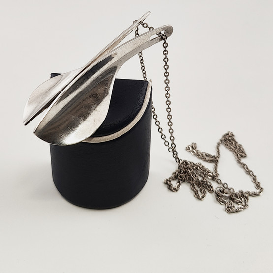 Kupittaan Kulta oy |  Elis Kauppi  | iso Riipus | Kaulakoru |  Hopeaa -74