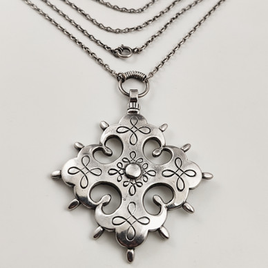 Kalevala koru | (iso) Raja-Karjalan ristiriipus | Kaulakoru | Hopeaa -79