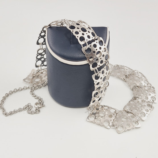 NW | Liisa Vitali | Pitsi -kääty | Kaulakoru | Hopeaa 