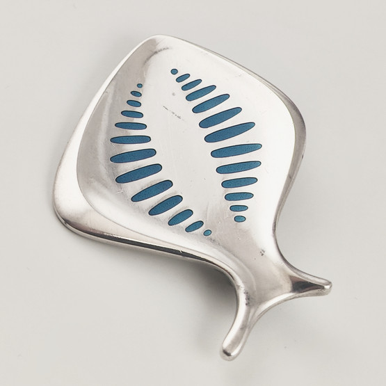 GEORG JENSEN, Tanska |  KAMPELA solki | Emaloitu kala Rintakoru |  Hopeaa