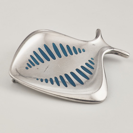 GEORG JENSEN, Tanska |  KAMPELA solki | Emaloitu kala Rintakoru |  Hopeaa