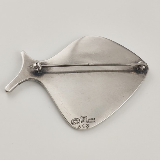 GEORG JENSEN, Tanska |  KAMPELA solki | Emaloitu kala Rintakoru |  Hopeaa