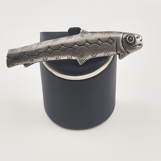 Kalevala Koru | Suomuhauki solki | Rintakoru Hopeaa -99