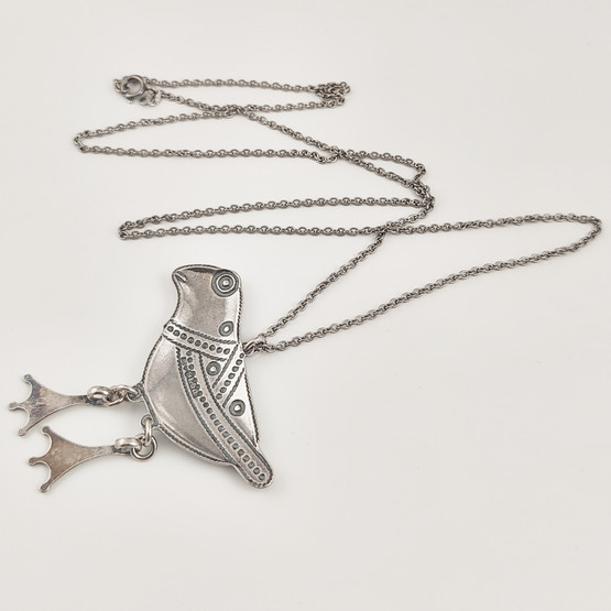 Kalevala Koru |  (iso) Hattulan lintu -Riipus | kaulakoru | Hopeaa -98