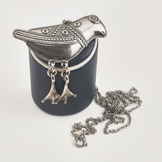 Kalevala Koru |  (iso) Hattulan lintu -Riipus | kaulakoru | Hopeaa -98