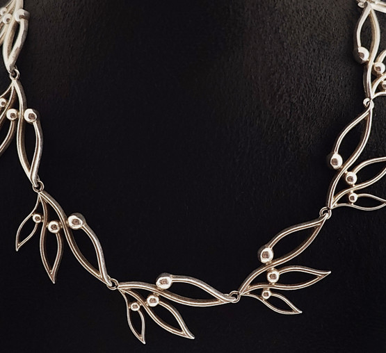 Lumoava koru | PIHLA kääty | Kaulakoru | Hopeaa 