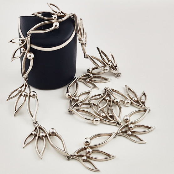 Lumoava koru | PIHLA kääty | Kaulakoru | Hopeaa 