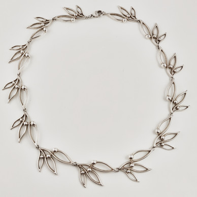 Lumoava koru | PIHLA kääty | Kaulakoru | Hopeaa 