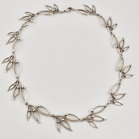 Lumoava koru | PIHLA kääty | Kaulakoru | Hopeaa 