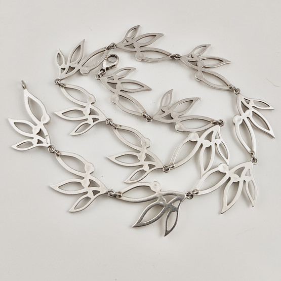 Lumoava koru | PIHLA kääty | Kaulakoru | Hopeaa 