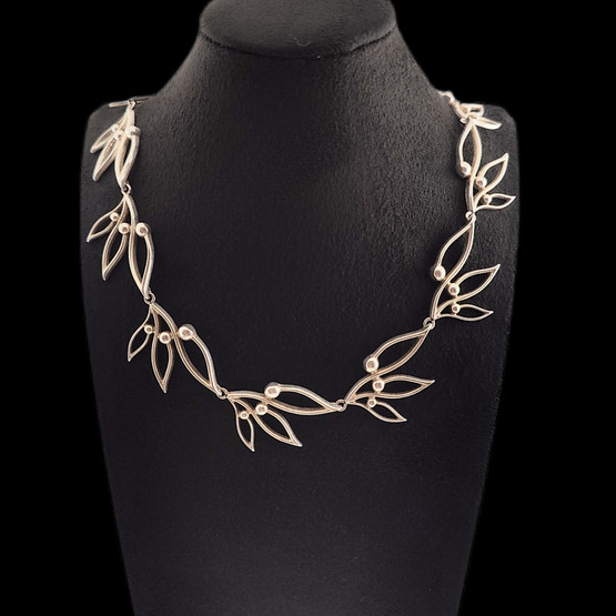 Lumoava koru | PIHLA kääty | Kaulakoru | Hopeaa 