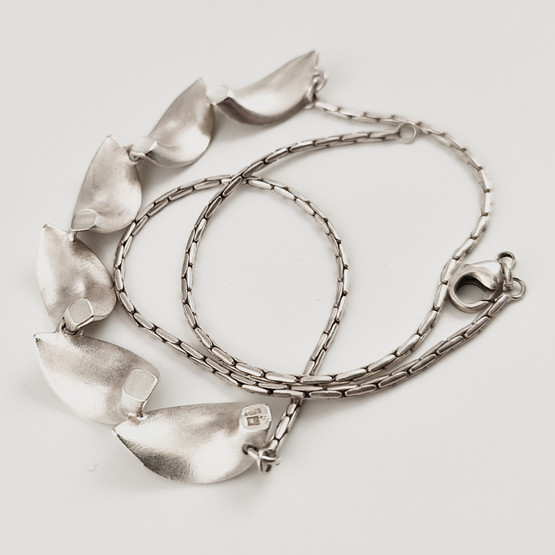 Kalevala Koru | Marja SUNA | Lumikukka -kääty | kaulakoru Hopeaa