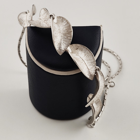 Kalevala Koru | Marja SUNA | Lumikukka -kääty | kaulakoru Hopeaa