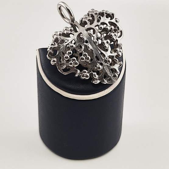 Lumoava Koru | Carina Blomqvist | (iso)  BELLA -riipus  | Hopeaa