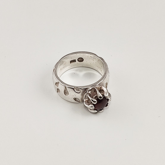 Kalevala koru | Anna -sormus | punainen granaatti | Hopeaa