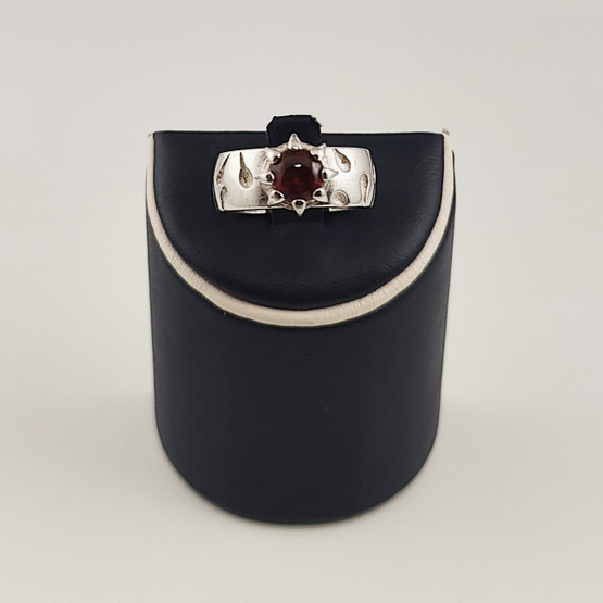 Kalevala koru | Anna -sormus | punainen granaatti | Hopeaa