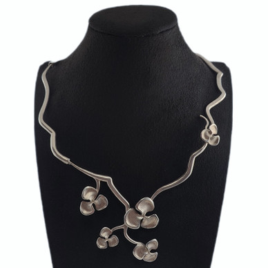 Lumoava koru | KUKINTO kääty | Kaulakoru | Hopeaa 