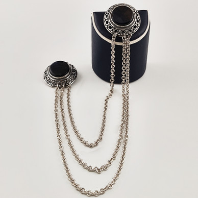 Kalevala koru | Kai Lindström | Solki / kauluskoru -1515 | Hopeaa