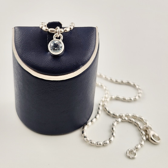 Kalevala Koru | Lähde kaulakoru | Sininen Topaasi | Hopeaa