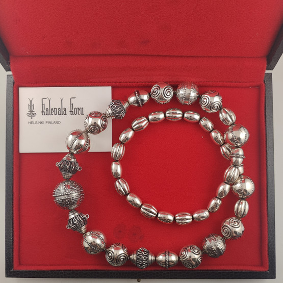 Kalevala koru | Halikon käätykorut | juhlakääty | kaulakoru | korusetti | Hopeaa -76