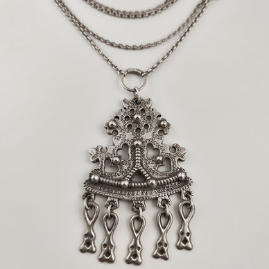 Kalevala Koru | (iso) Karkun riipus | kaulakoru | Hopeaa -63