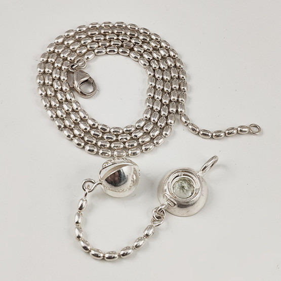 Kalevala Koru | Lähde Riipus | Kaulakoru kirkkaalla kivellä | Hopeaa