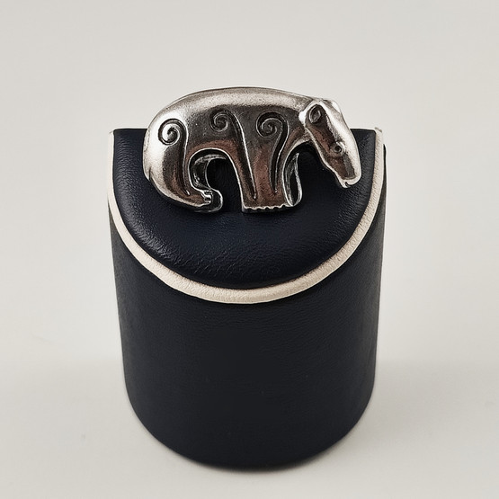 Kalevala Koru |   KARHU Riipus / Rintakoru  | Hopeaa 