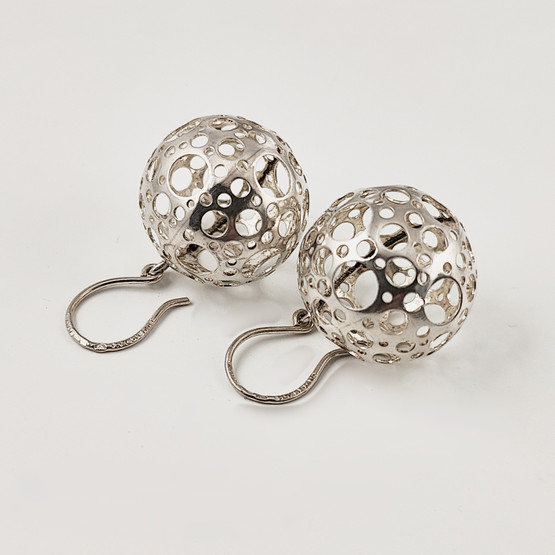 N.Westerback  | Liisa Vitali  | (isot , 2cm) Leppäkerttu Korvakorut |  Hopeaa 