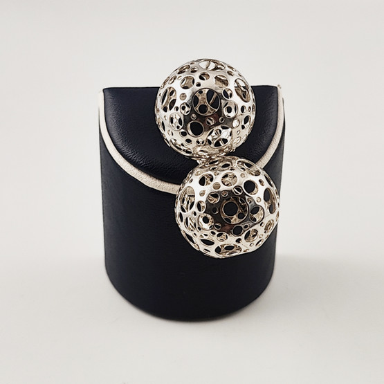 N.Westerback  | Liisa Vitali  | (isot , 2cm) Leppäkerttu Korvakorut |  Hopeaa 