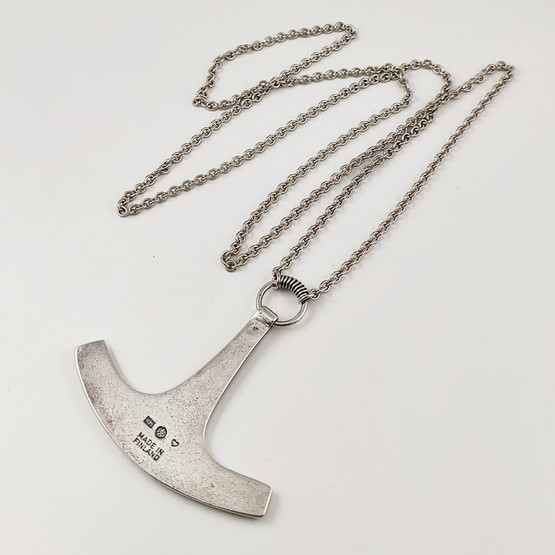 KK | Kalevala Koru | iso LIEDON UKON VASARA Riipus | Kaulakoru | Hopeaa 