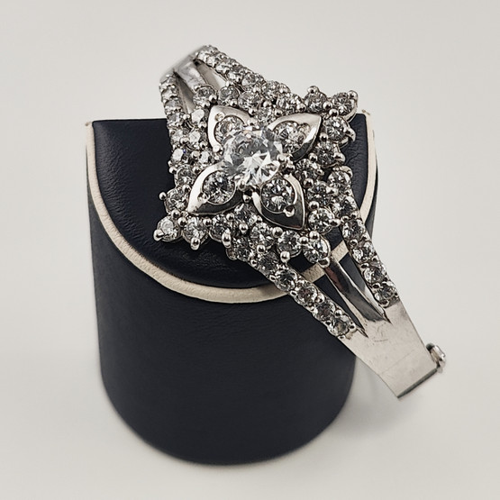 Upea ja säihkyvä RANNEKORU kirkkailla kivillä | 925 Hopeaa