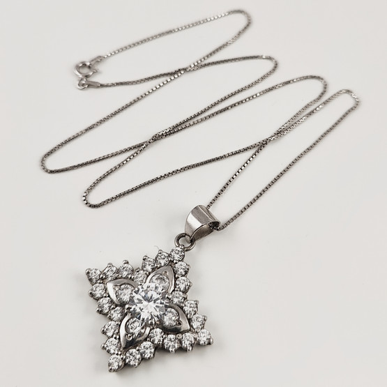 Upea ja säihkyvä RIIPUS kirkkailla kivillä | Kaulakoru | 925 Hopeaa