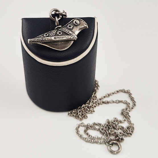 Kalevala Koru | (pieni) HATTULAN LINTU -Riipus | Kaulakoru | Hopeaa 