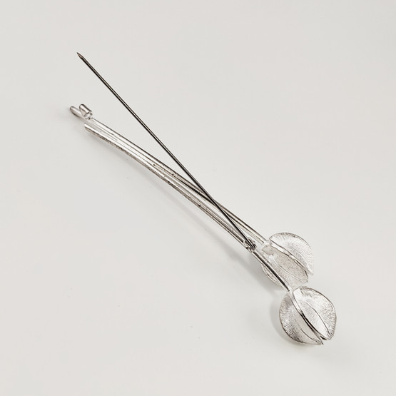 Kalevala Koru | LUMIKUKKA solki | Rintakoru | Hopeaa